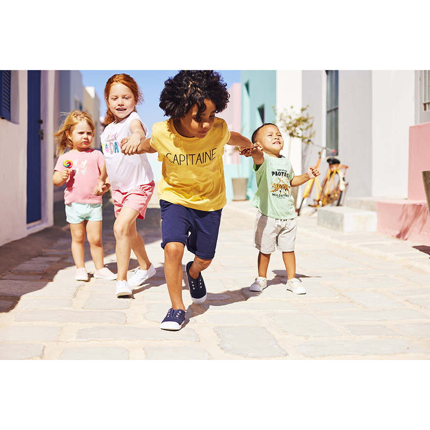 Short de sarga con bolsillos con volantes para niña 