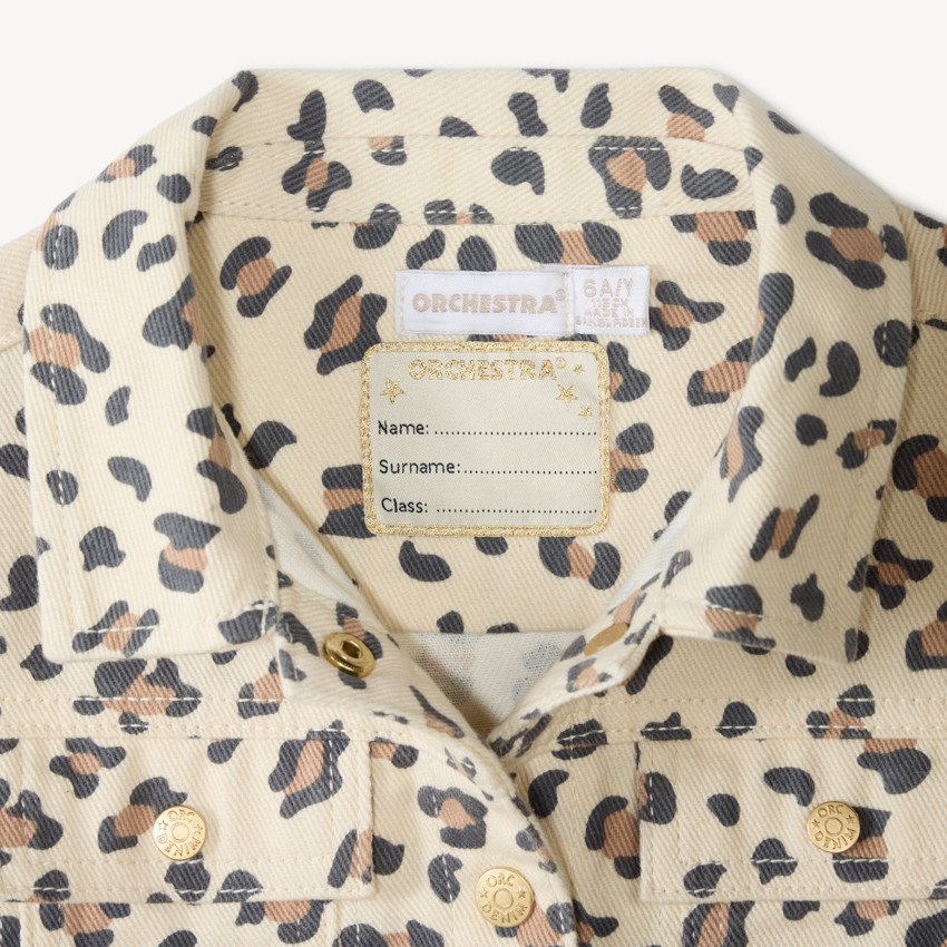 Chaqueta de mezclilla niña con estampado de leopardo 