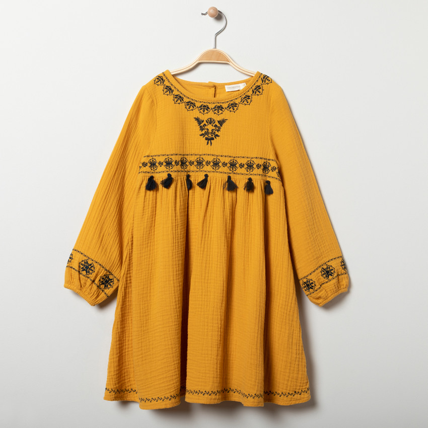 Vestido de manga larga bordados y pompones 