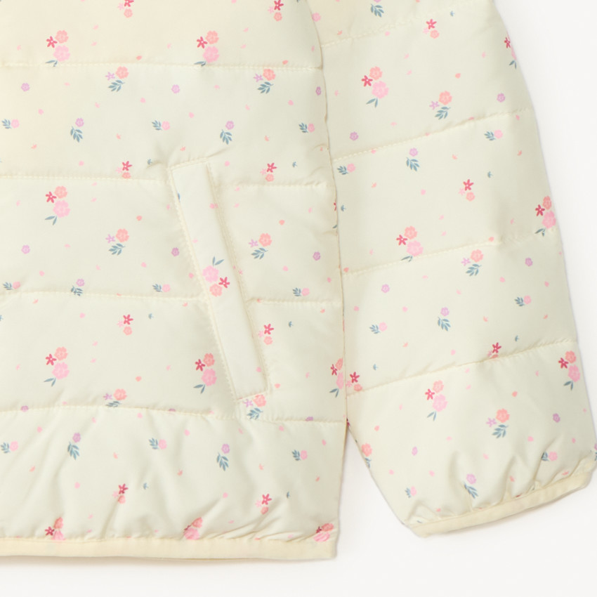 Chaqueta ligera acolchada con capucha y estampado floral para niña. 