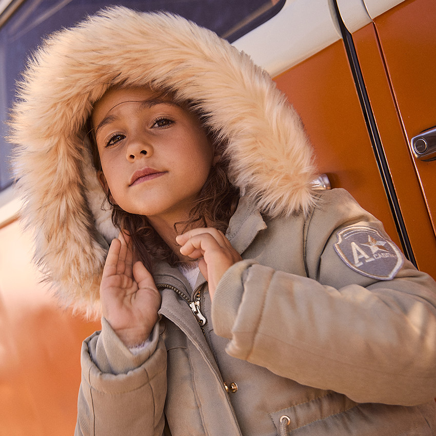 Parka impermeable con capucha y efecto de pelo sintético para niña 