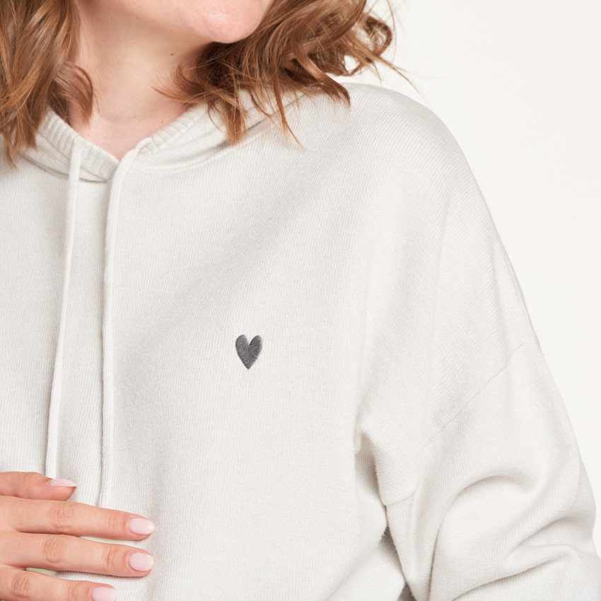 Sudadera de embarazo de punto con bordado de corazón. 