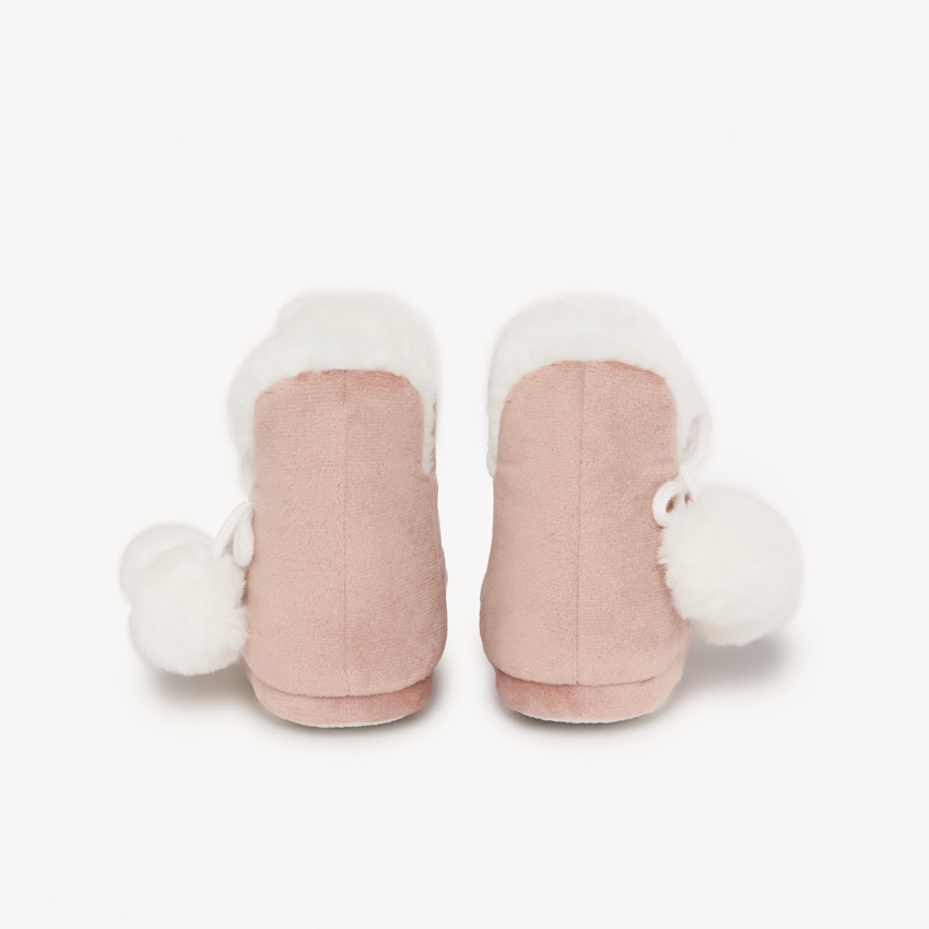 Pantuflas tipo botín de terciopelo con forro y pompones para niña 