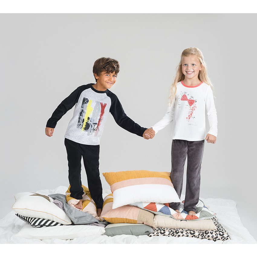 Pijama de terciopelo bicolor con estampado de estilo rock 