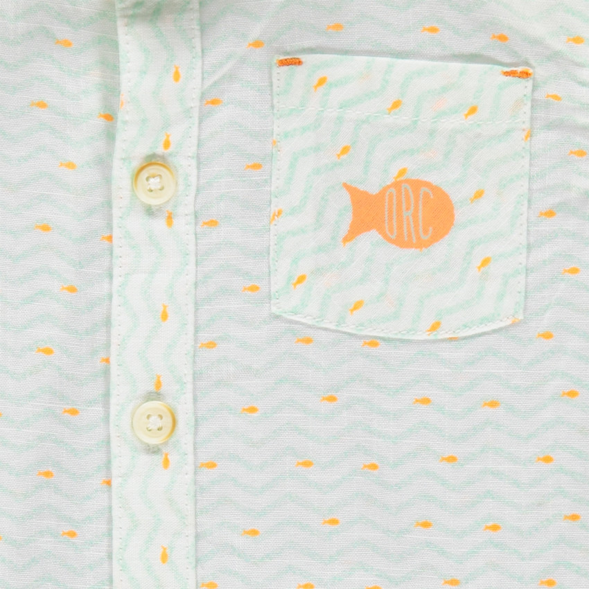 Camisa de manga corta con bolsillo y estampado all-over. 