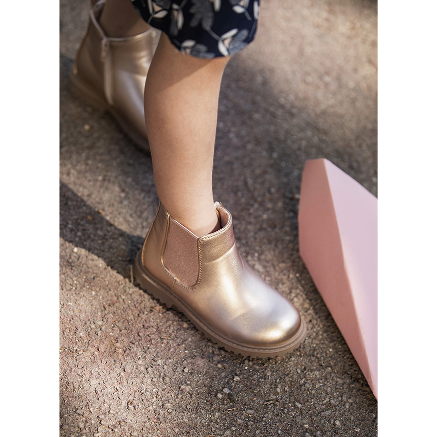 Botines Chelsea nacarados rosas para niña. 