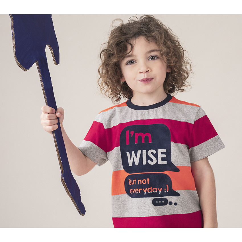 Camiseta de manga corta con rayas y burbujas de conversación 