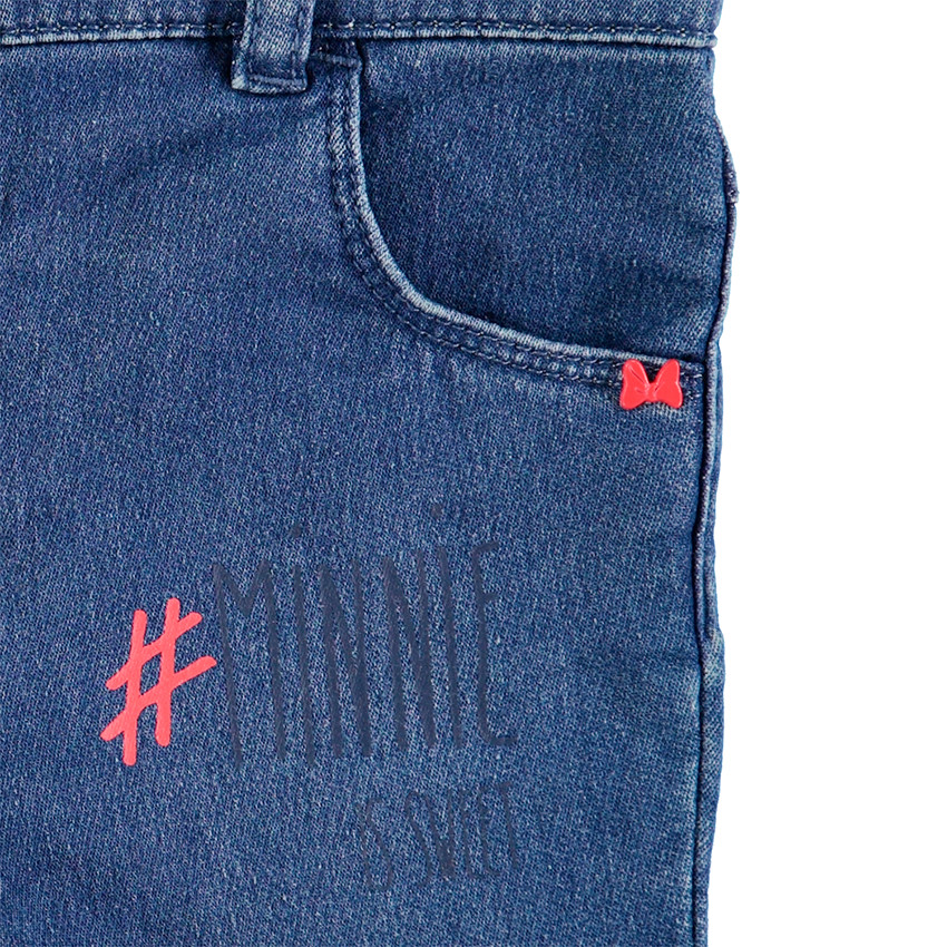 Vaqueros con efecto desgastado, corazones y Minnie  ©Disney 