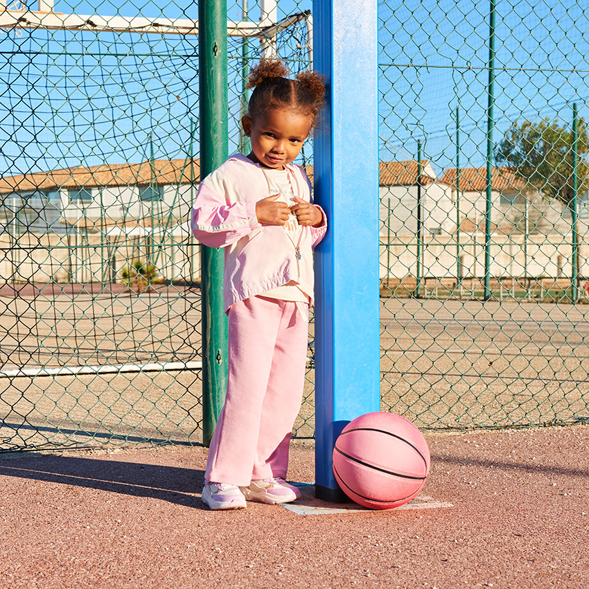 Jogging ancho de piqué con estampado de mariposas para niña. 