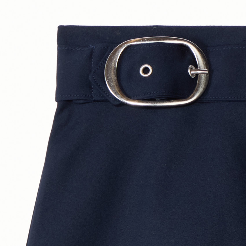 Falda corta de tela con cinturón decorativo de hebilla para niña 