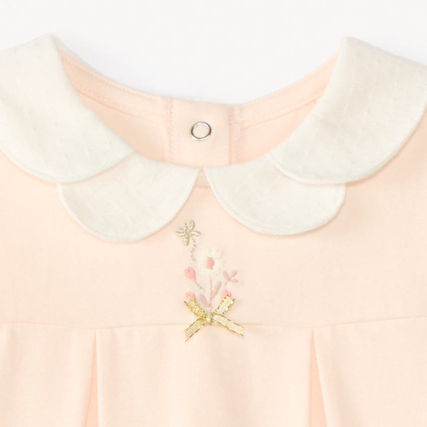 Pijama con cuello tipo claudine y bordado de flores para niña. 