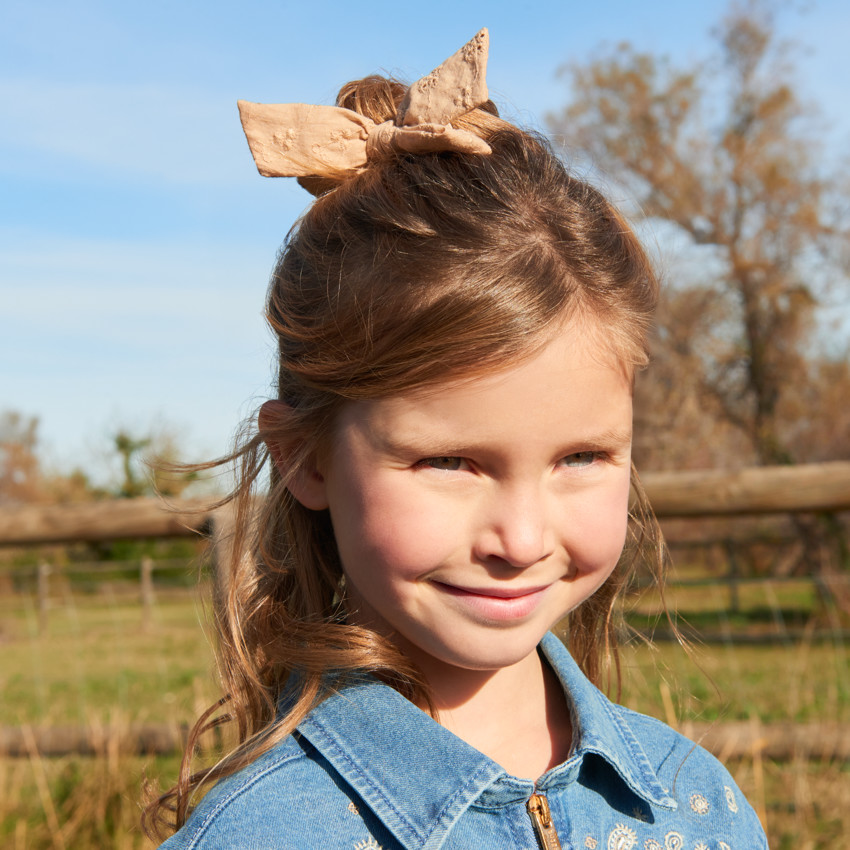 Conjunto de 2 scrunchies con lazo de bordado inglés para niña 