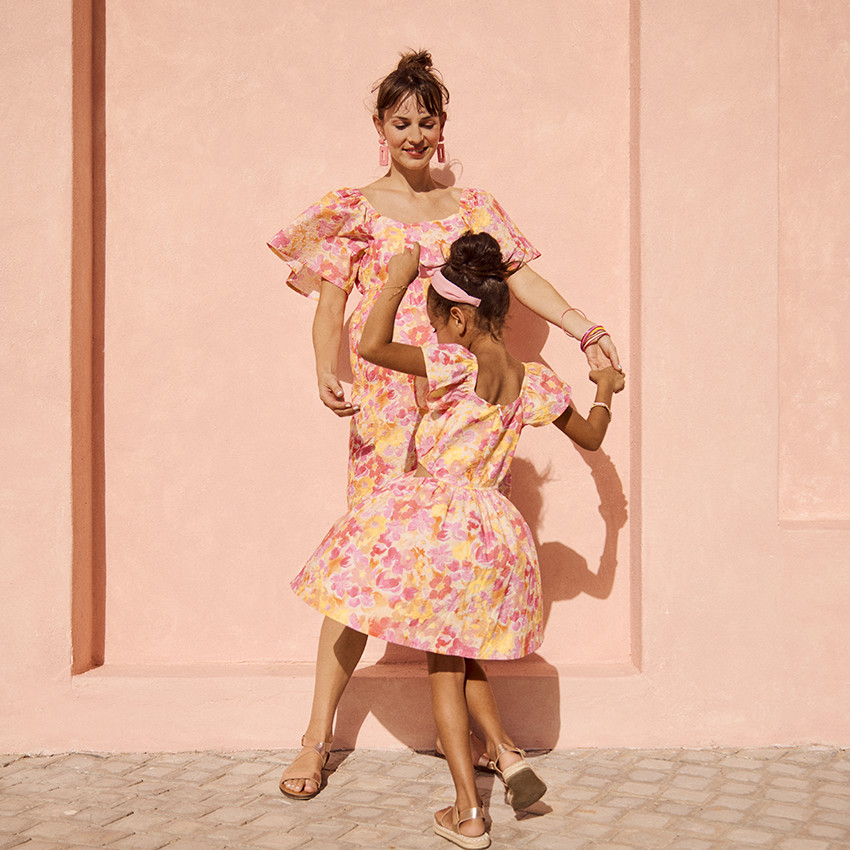 Vestido de manga corta en seersucker estampado floral para niña 