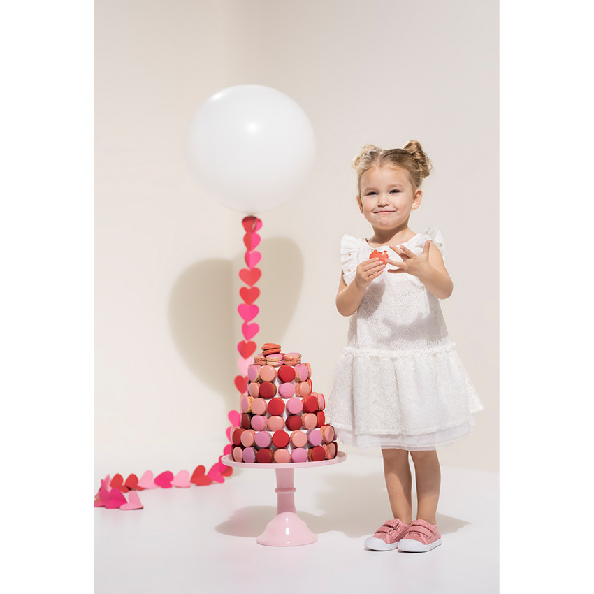 Vestido de fiesta blanco con encaje y volantes en las mangas 