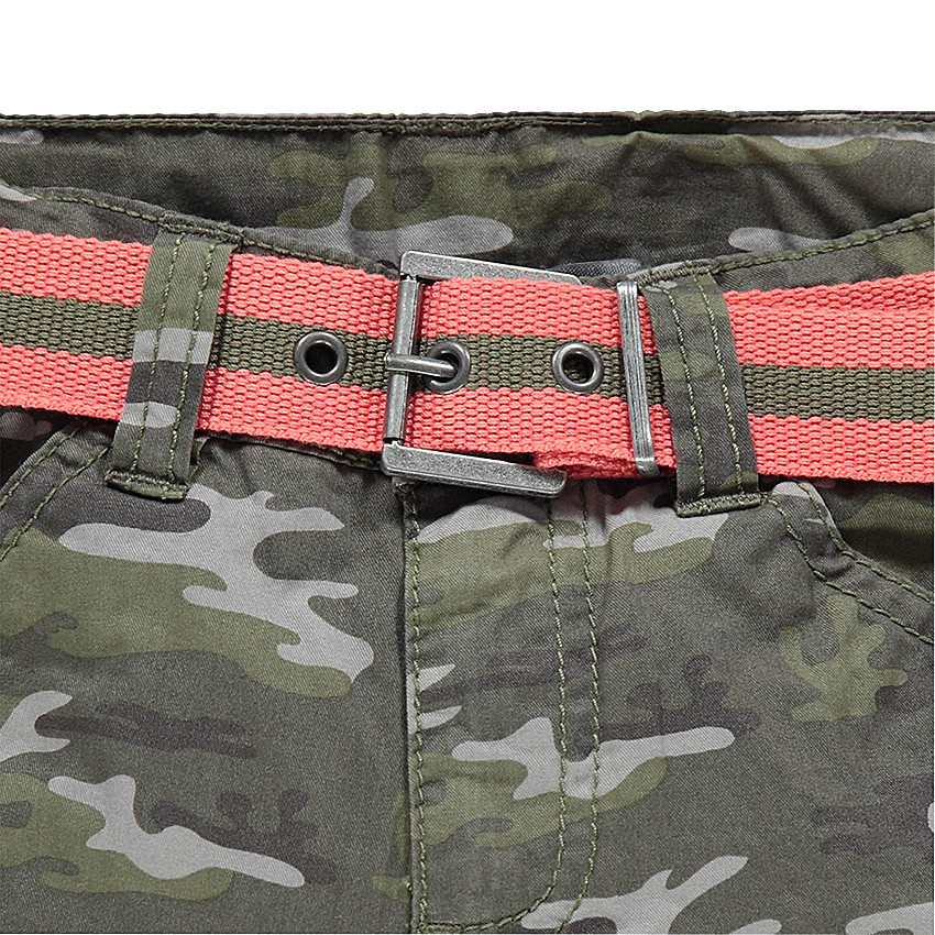 Bermudas de sarga con estampado militar y cinturón extraíble 