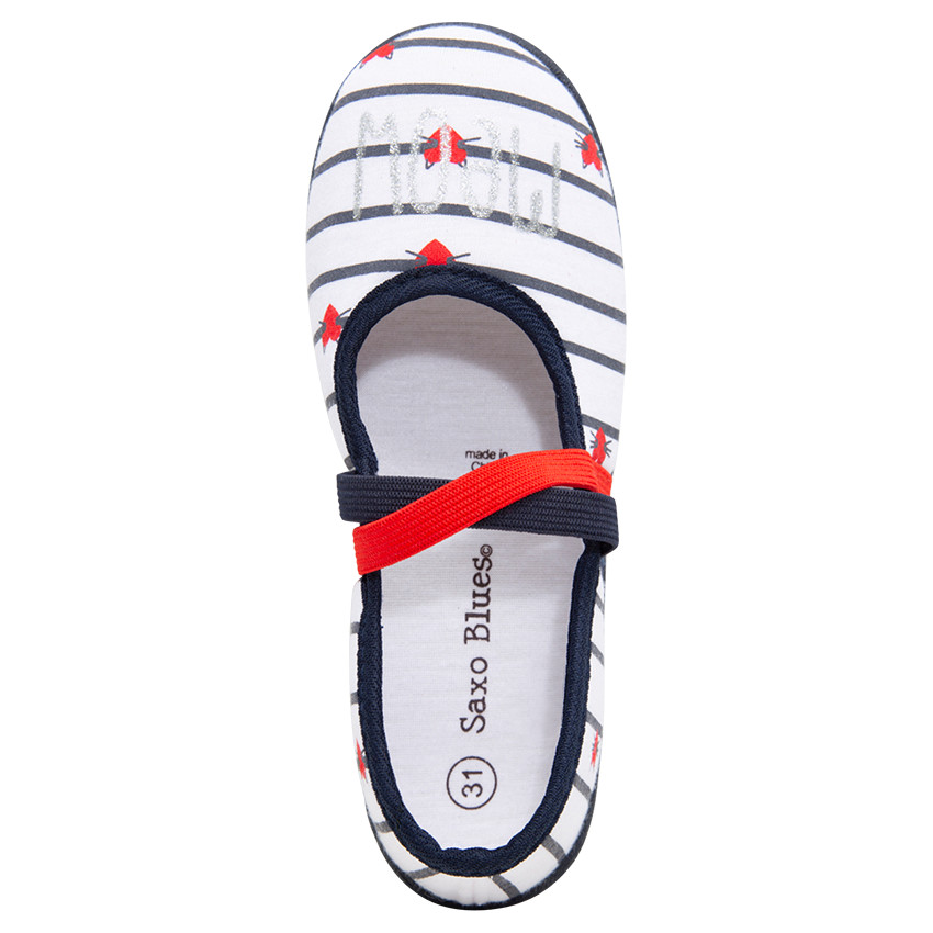 Zapatillas bajas de punto con rayas y corazones que contrastan 