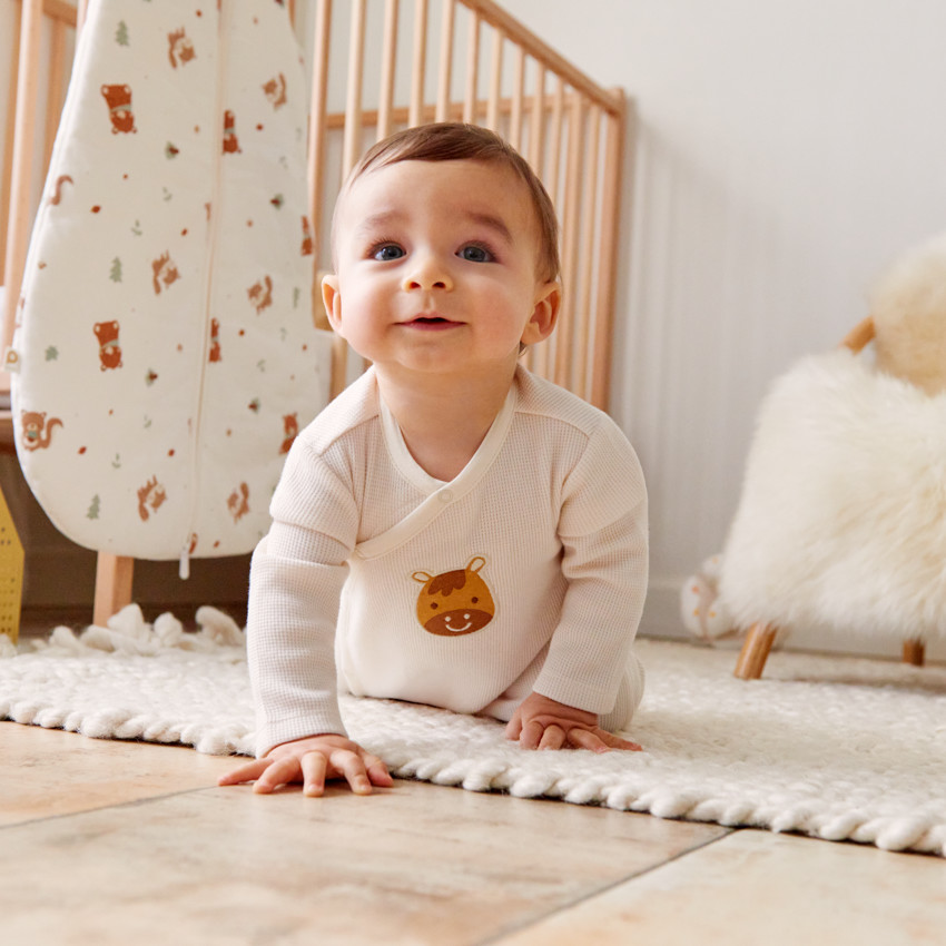 Pijamas de abeja con parche de caballo para niño. 