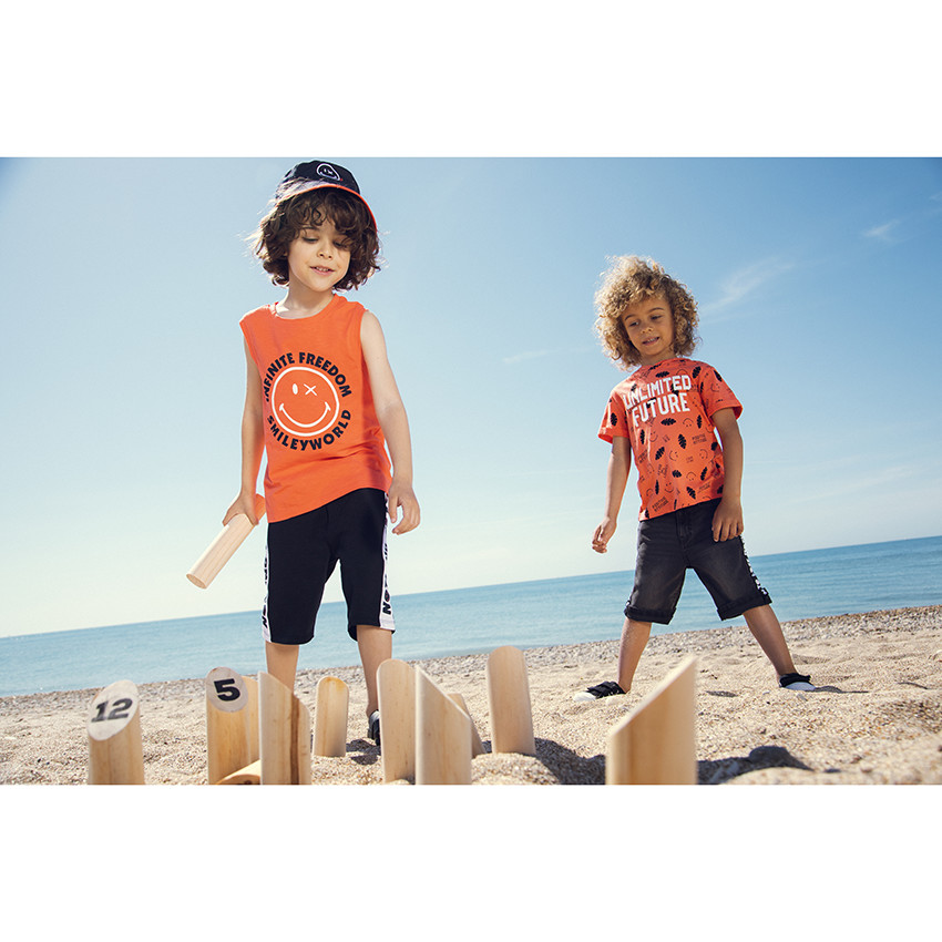 Camiseta manga corta con capucha estampado all-over 