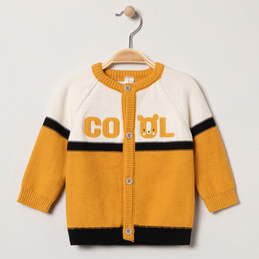 Chaleco de punto  con inscripciones bordados y rayas contrastadas  