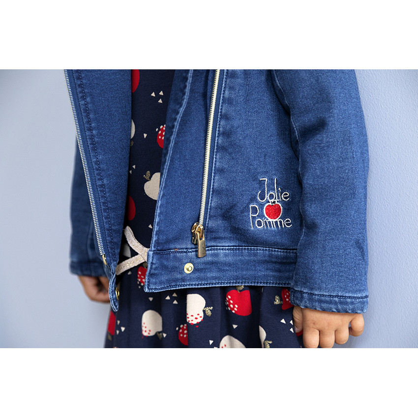 Perfecto en denim con bordados de manzanas para bebé niña 