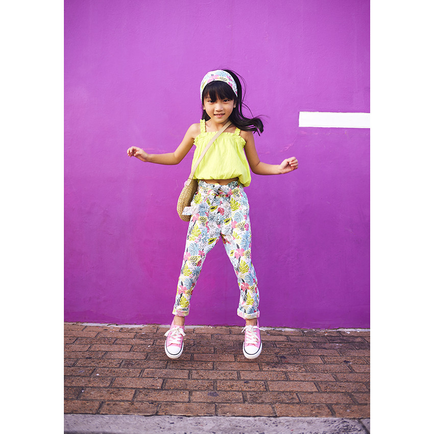 Bolso bandolera de crochet con bordados y pompones para niña 