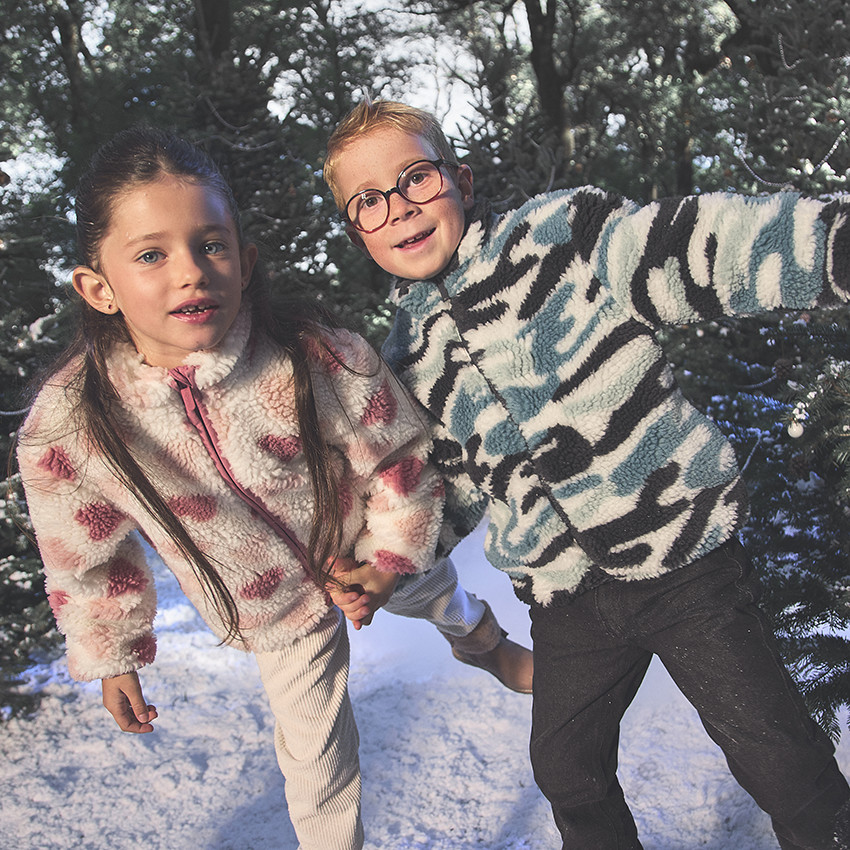 Chaqueta de sherpa con estampado de corazones para niña 