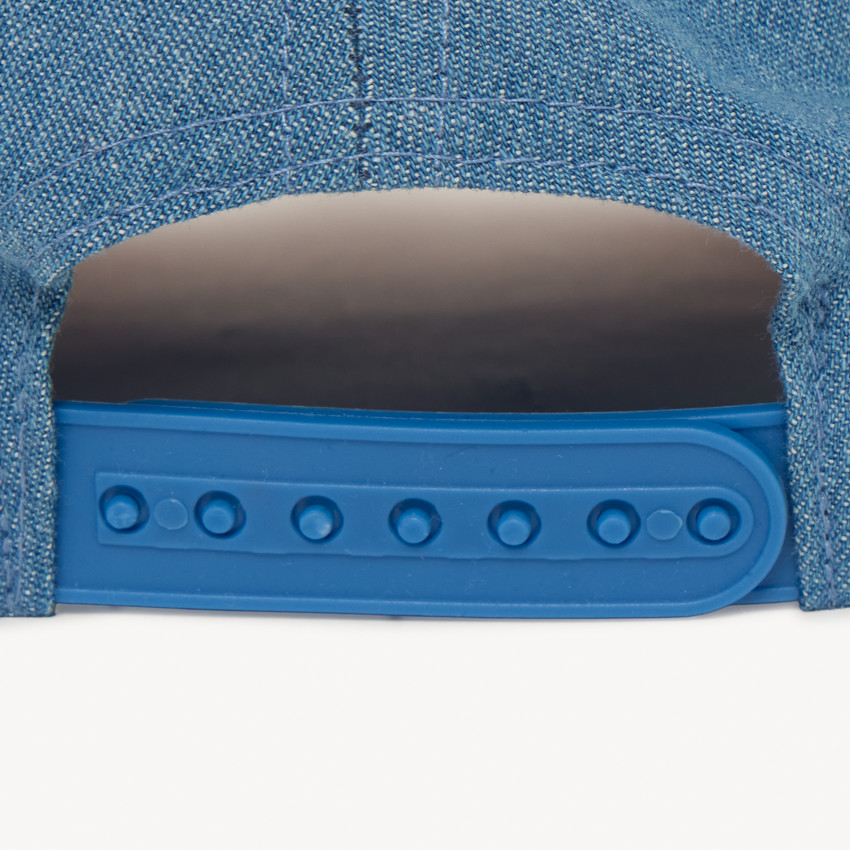 Gorra de mezclilla con bordado "NYC" para niña. 