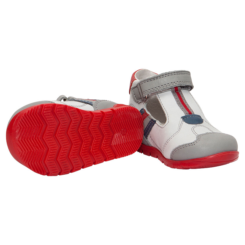 Merceditas de cuero con remaches que contrastan 