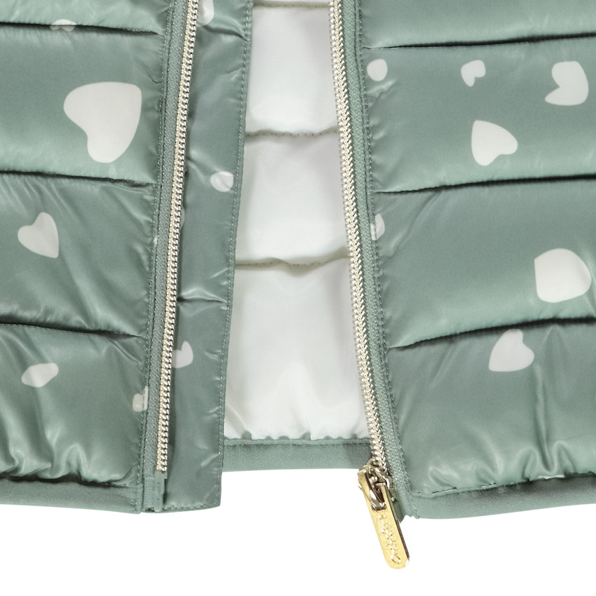 Plumífero ligero con capucha y estampado de corazones para niña 