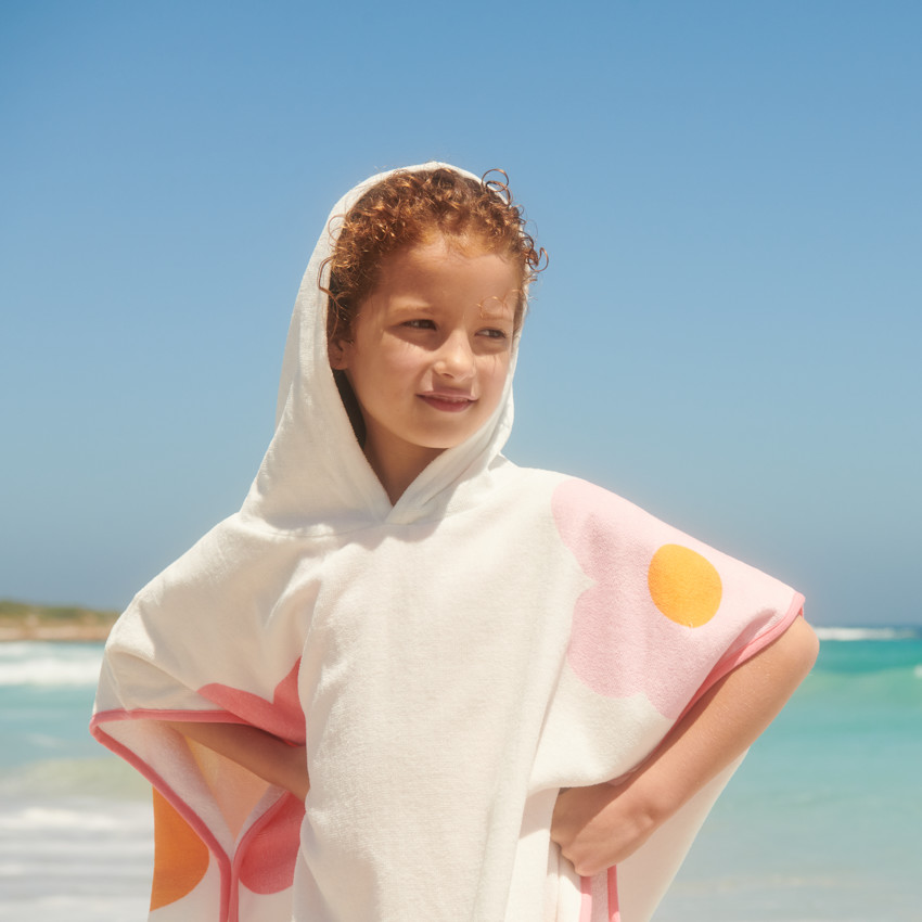 Capa de baño con estampado floral para niña 