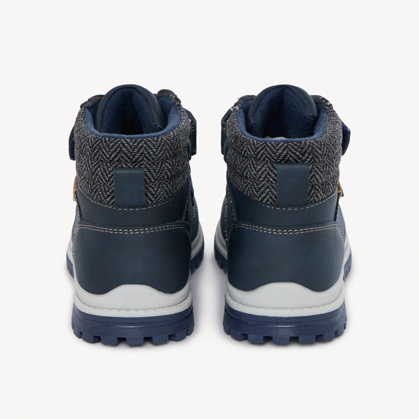 Botín azul marino con doble cierre de velcro y cuello textil para niño 