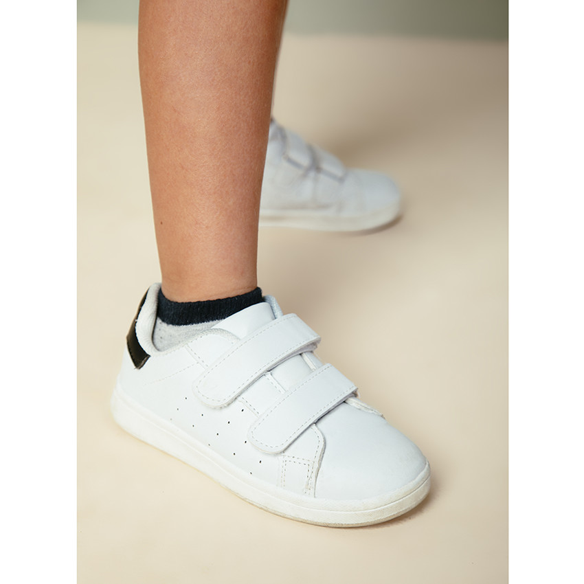 Zapatillas bajas con velcro y detalle en contraste negro 