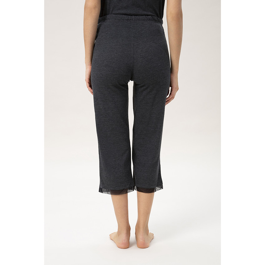 Pantalón pantacourt de punto jaspeado con detalles de tul 