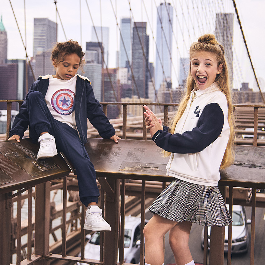 Pantalón cargo liso con bolsillos para niño 