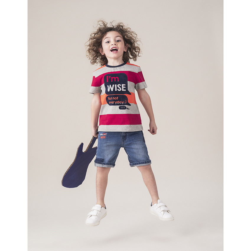 Camiseta de manga corta con rayas y burbujas de conversación 