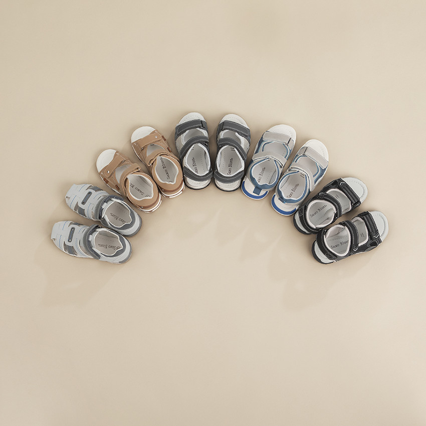 Sandalias con aplicaciones en contraste y velcros 
