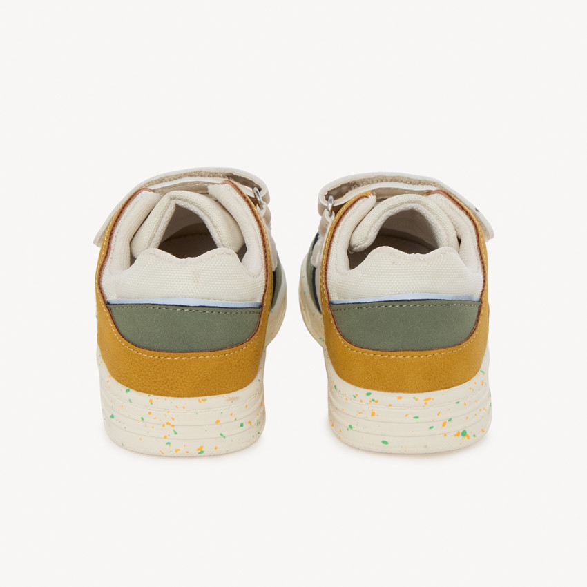 Zapatillas bajas con paneles para niño. 
