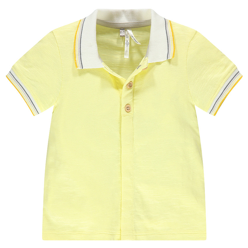 Polo manga corta en todo lo largo en la parte delantera 