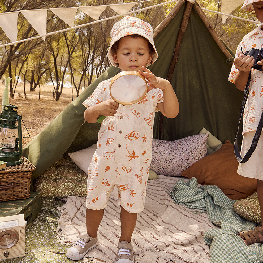 Combinaison corta en tetra estampado vacaciones para bebé niño 
