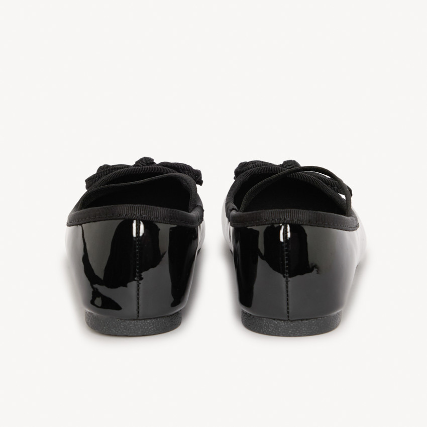 Bailarinas efecto charol con tira elástica y lazo para niña 