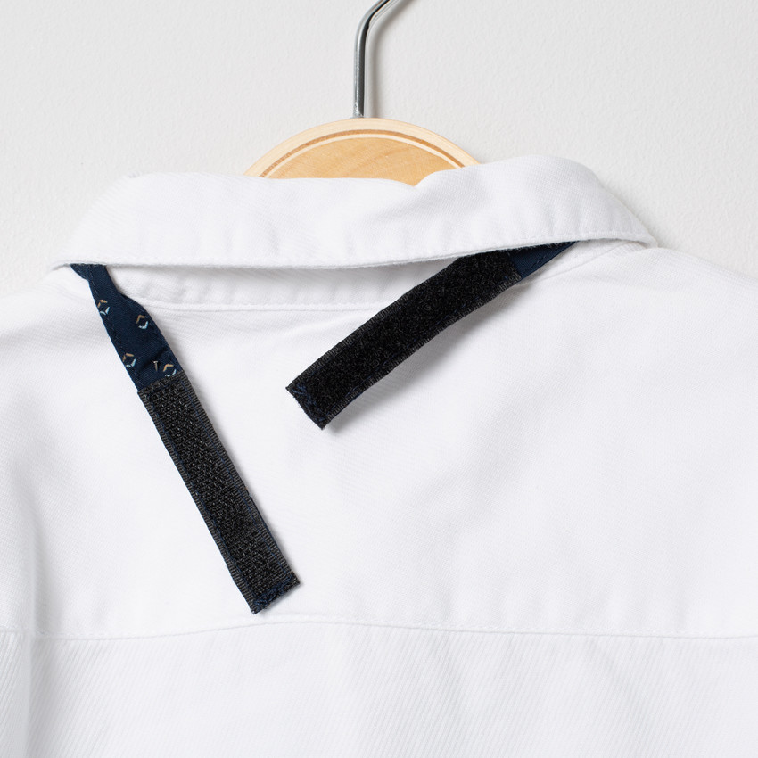 Chemise manches longues à fines rayures et cravate amovible 