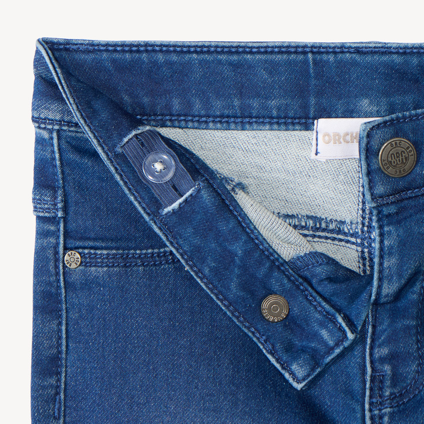 Pantalón vaquero para bebé niño liso con dobladillos. 