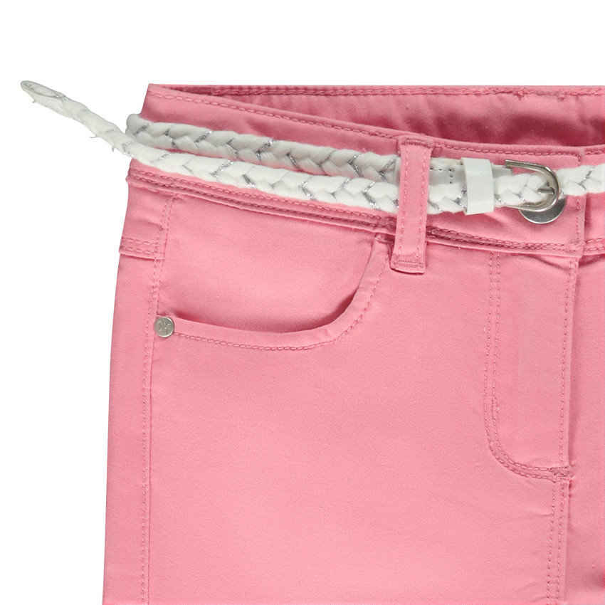 Pantacourt liso con cinturón trenzado para niña 
