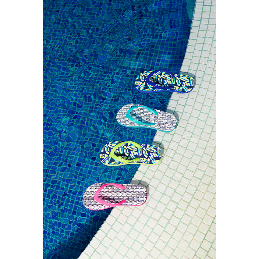 Chanclas torquesas con estampado de fantasía 