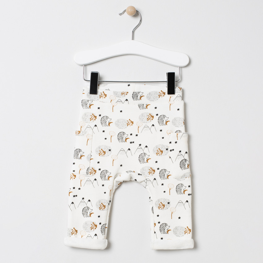 Conjunto con bolsillos canguro y erizo estampados 