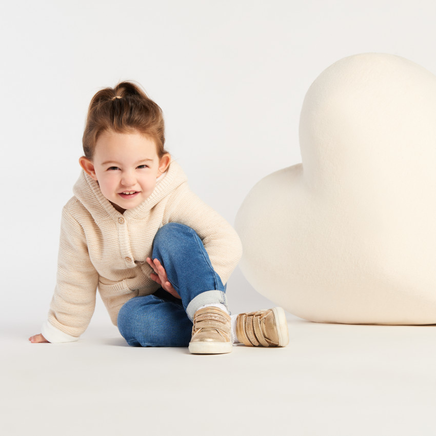Chaqueta con capucha de punto con bordado de corazón para bebé niña 