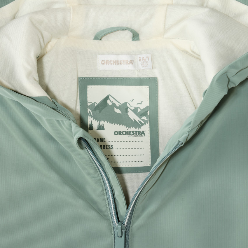 Chaqueta cortavientos con capucha impermeable para niño. 