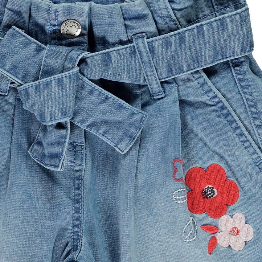 Jeans tiro alto flores bordadas