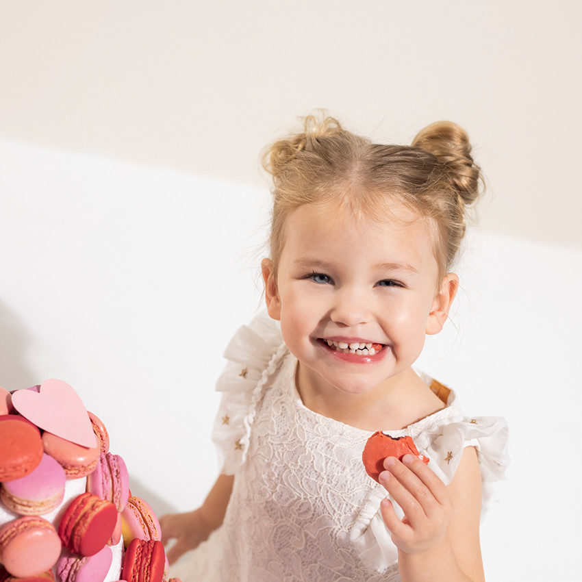 Vestido de fiesta blanco con encaje y volantes en las mangas 
