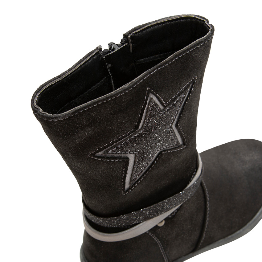 Botas con enducción brillante y estrella plateada en el lateral.  